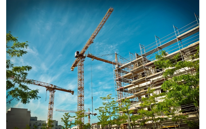 建筑施工項(xiàng)目管理項(xiàng)目是建筑施工企業(yè)最基本的業(yè)務(wù)單元，企業(yè)開(kāi)展數(shù)字化轉(zhuǎn)型要以項(xiàng)目為基石，緊緊圍繞不同項(xiàng)目類(lèi)型、階段、業(yè)務(wù)全場(chǎng)景開(kāi)展，最終實(shí)現(xiàn)企業(yè)數(shù)字化轉(zhuǎn)型升級(jí)。隨著工程建設(shè)項(xiàng)目投資規(guī)模增長(zhǎng)，建筑物形式多樣、體量大、結(jié)構(gòu)復(fù)雜，同時(shí)建筑施工周期長(zhǎng)，使用的材料品種多，耗用量大。建筑施工項(xiàng)目管理主要呈現(xiàn)以下特點(diǎn)。覆蓋面廣建筑施工項(xiàng)目管理綜合性強(qiáng)、涉及面廣，需要工程、商務(wù)、技術(shù)等部門(mén)多方協(xié)同，同時(shí)還涉及建筑、